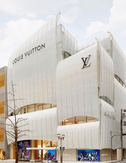 旗艦店外觀喺白色帆船造型，非常搶眼。