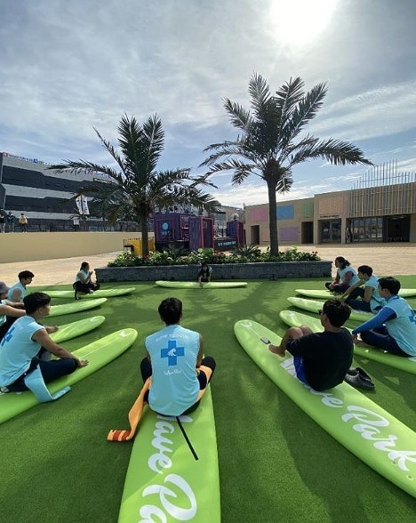 園區會為初級者進行一啲衝浪教學。