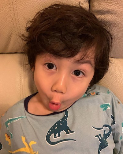 Julian 一頭攣毛加上混血外貌，非常吸睛，收穫咗好多粉絲。