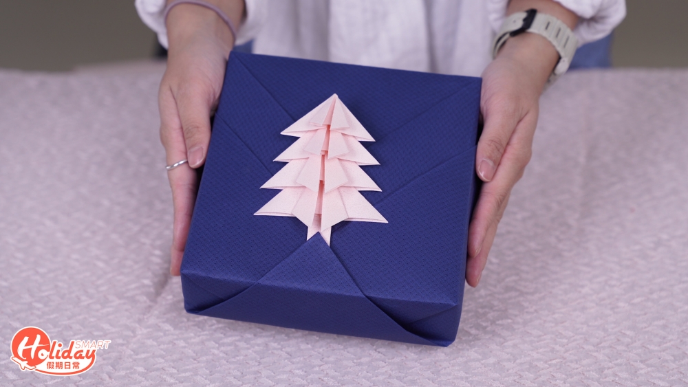 最後將聖誕樹與剛才包裝好的禮物盒貼合。