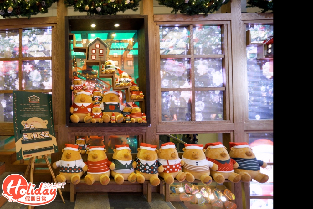 內裡以大大小小的熊仔、聖誕樹、漫天星海、不倒翁形慈善熊等打造而成