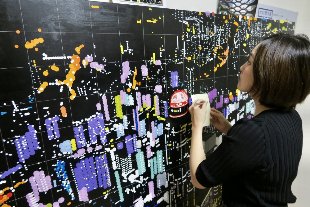 全新創作嘅2米x1.6米大型作品絕對係打卡必到！用咗超過17,000個圓形貼紙製作，以旺角的繁華夜景為題