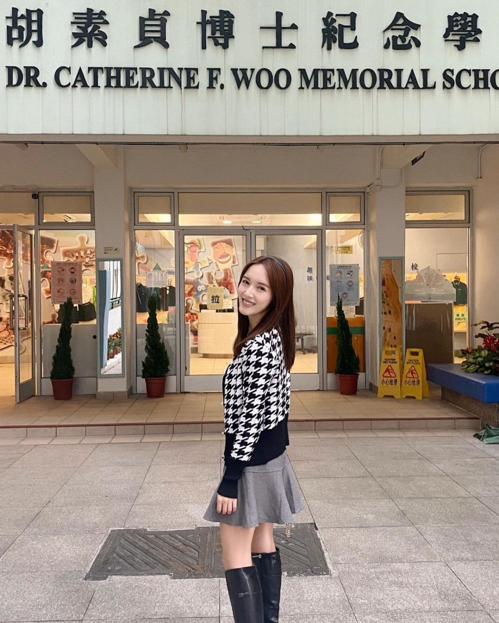 鄺潔楹今日就喺 IG 上傳咗佢返回十幾年無返去嘅小學胡素貞博士紀念學校探老師