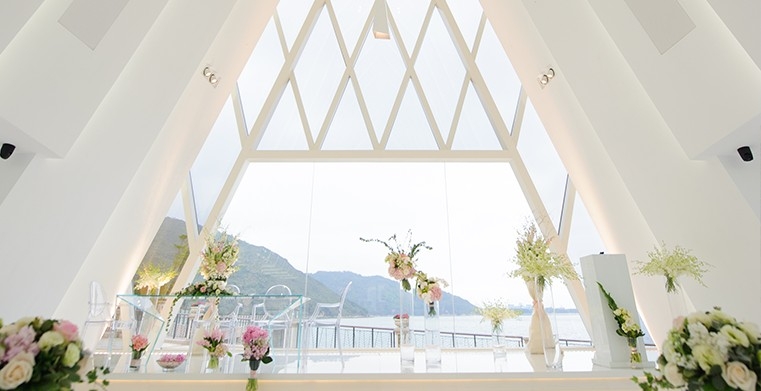 獨特嘅三角建築外形、海天一色嘅背景，超浪漫