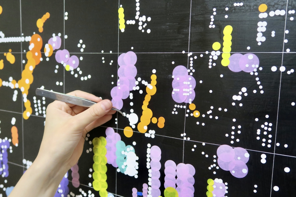 色彩繽紛嘅貼紙展現咗熱鬧城市中晚上高樓大廈同街道亮起嘅點點燈光