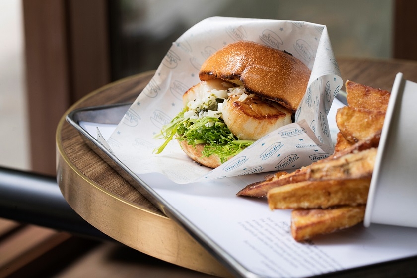 市集仲有期間限定美食專區，有多款美食等緊你，包括人氣漢堡「 HONBO」等。