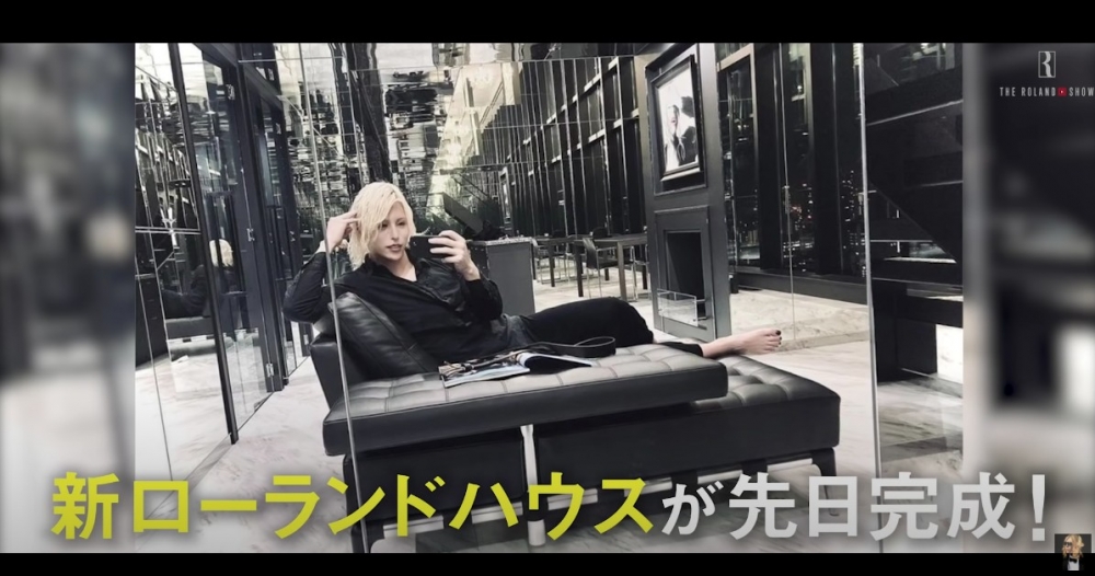 Roland 今次嘅豪宅完全係「超自戀豪宅」，因為佢竟然整咗「鏡牆」，無論行到邊都係鏡！