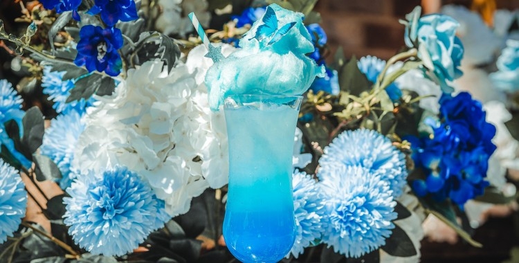 藍色氣泡特飲加上棉花糖,造型非常吸睛~