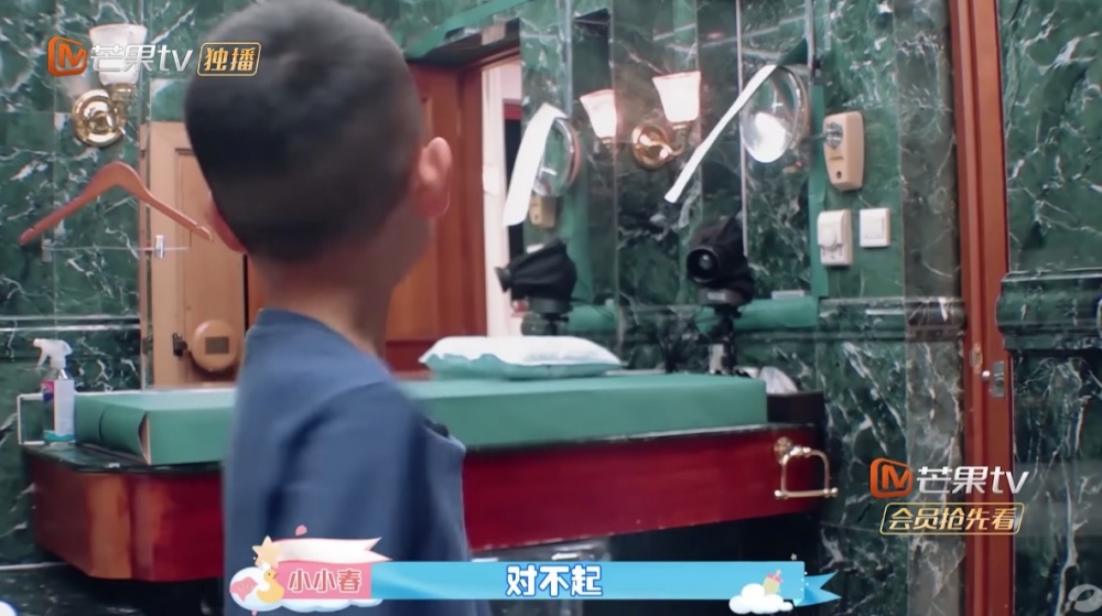 Jasper 後來整理好心情，竟然向屋入面嘅每一個鏡頭道歉。