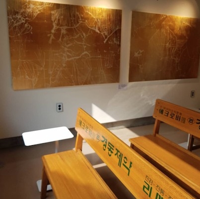 Cafe 仲有診所嘅木製長凳,一排排咁,真係好似等睇症。