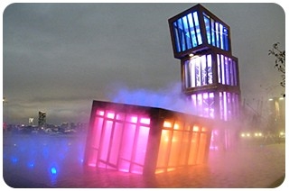 園景區仲設有配備特別燈光同音響效果嘅噴霧水景裝置