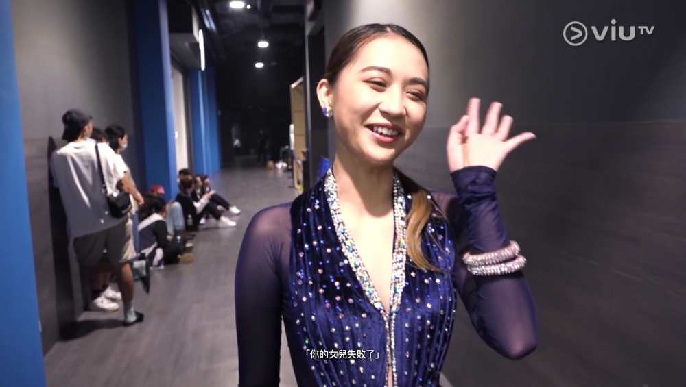 有網友認為Angel太過裙腳：「咁大個人都冇自己思想，俾阿媽害死」