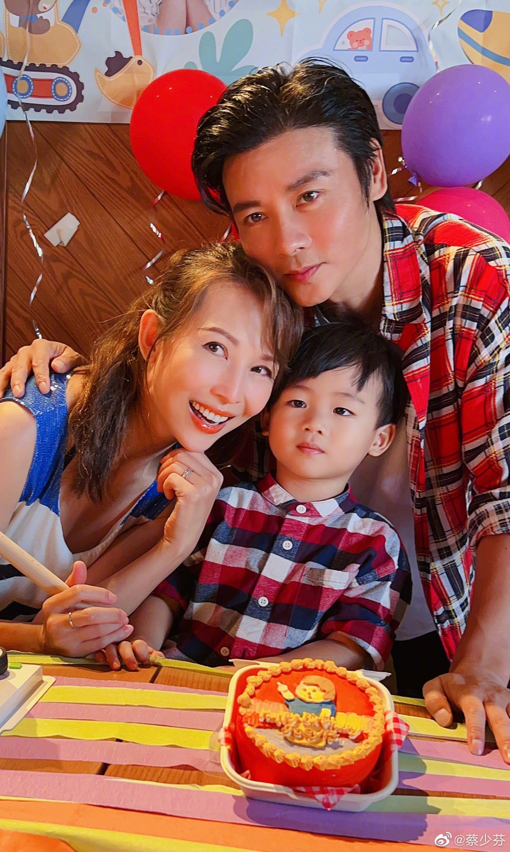 早前仔仔張樂兒3歲生日,媽媽蔡少芬同爸爸張晉齊齊為張樂兒慶祝。