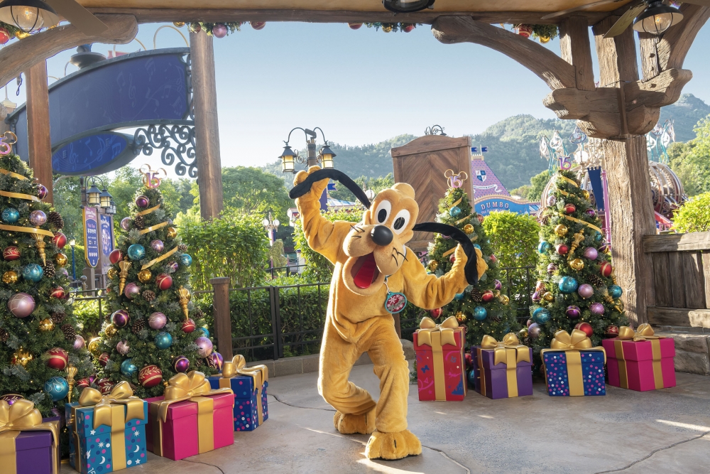 一眾聖誕打扮嘅迪士尼人物亦分別會現身於米奇幻想曲及彗星餐廳同大家自拍，發放聖誕歡樂。