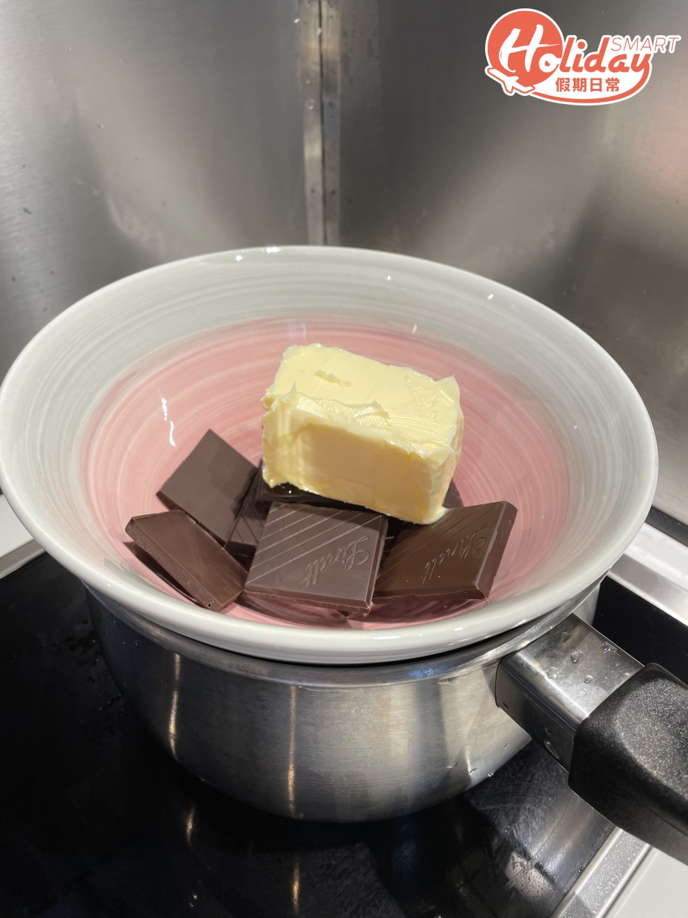 將朱古力及牛油隔熱水助溶。