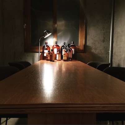 長枱上嘅藥樽裝飾都令你好似瞬間去咗一間醫院咁。