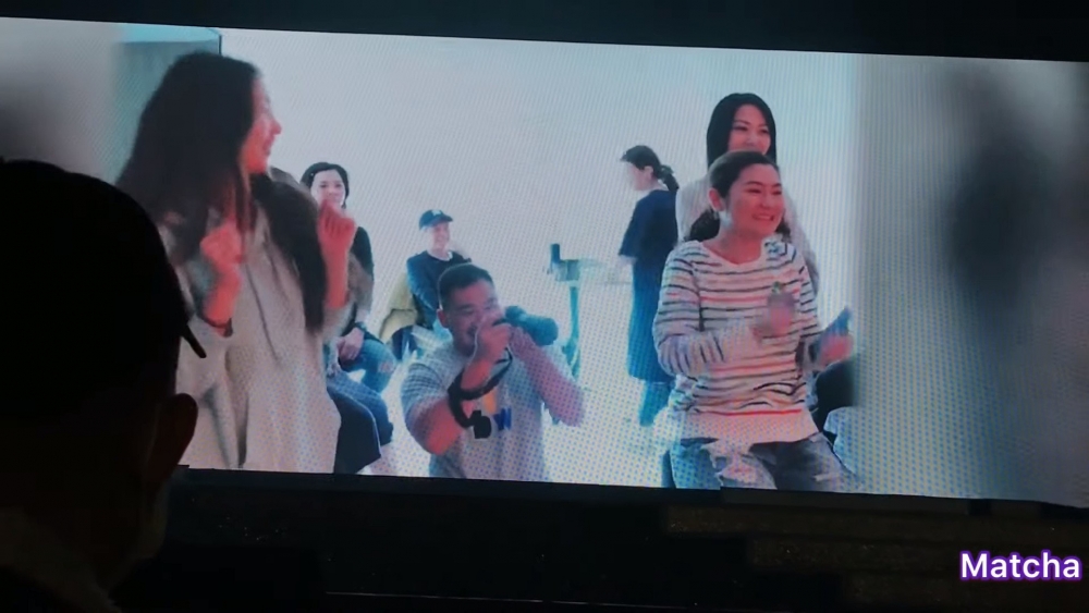 一班親友就喺旁邊為佢打氣