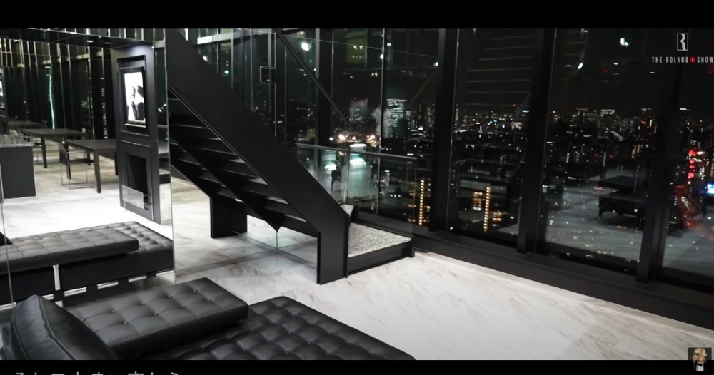 客廳有落地玻璃窗，可以飽覽城市美景！