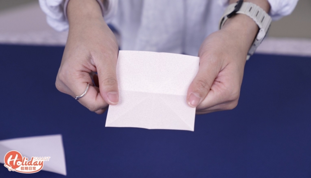 最大正方交叉摺出摺痕，再上下左右對摺，形成「米」字摺痕。