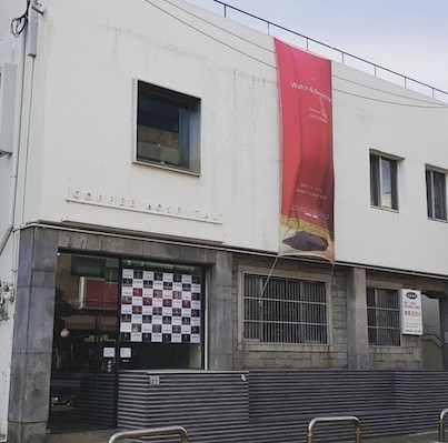 Cafe 由一間執業 40 年嘅兒科診所改建而成,外牆全白。