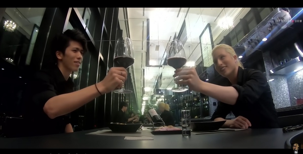 Roland 幫弟弟預祝生日。