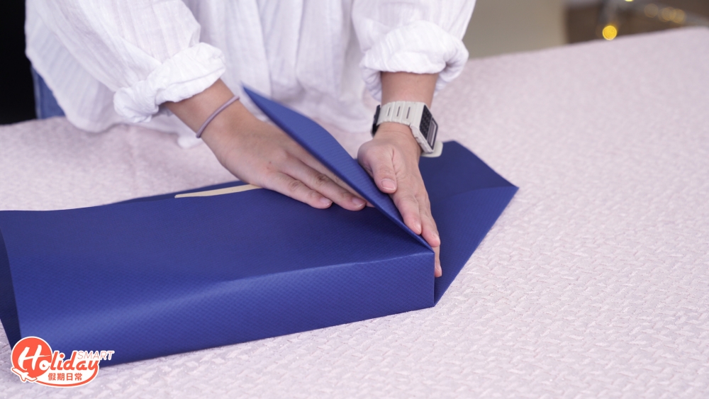 左邊花紙緊貼禮物盒向內摺