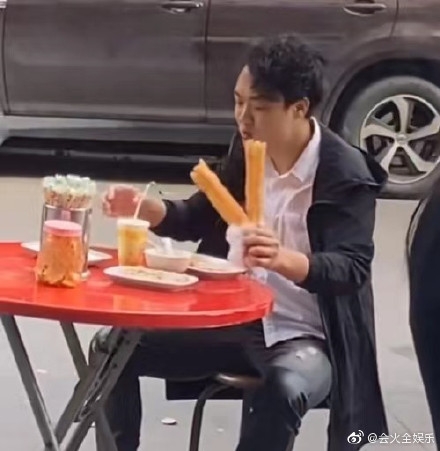 網友紛紛晒出自己喺各地見過撞樣Eason嘅人嘅相片。
