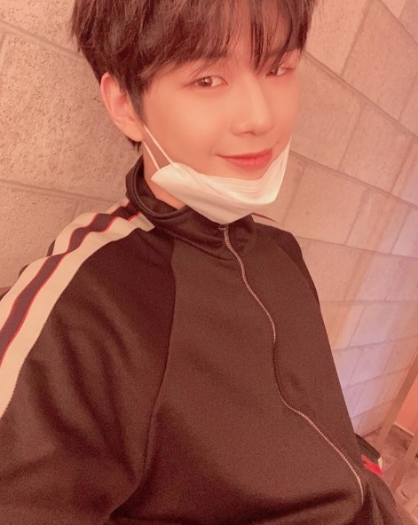 姜丹尼爾透過韓國選秀節目《Produce 101》第二季成功組成限定男團「Wanna One」出道。