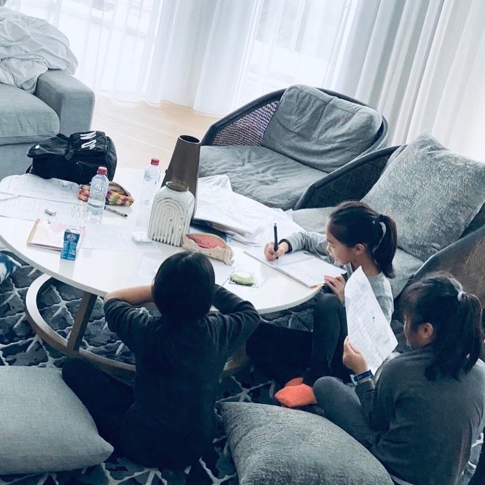 客廳非常闊落,空間感十足,放置灰色布梳化,三個女兒坐埋一齊做功課都唔逼夾