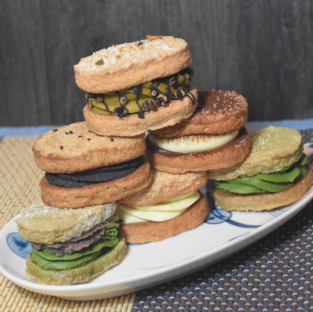 達克瓦茲（Dacquoise）源自法國西南部Landes地區，用蛋白、杏仁粉及糖粉製成，經過高溫烘烤，外層酥脆，內餡柔軟輕盈，口感突出。