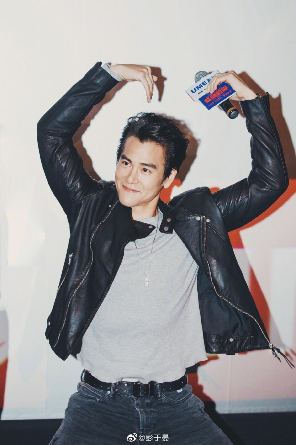 彭于晏喺街上行走，雖然戴咗帽同黑超，不過仍有途人認出佢係彭于晏。