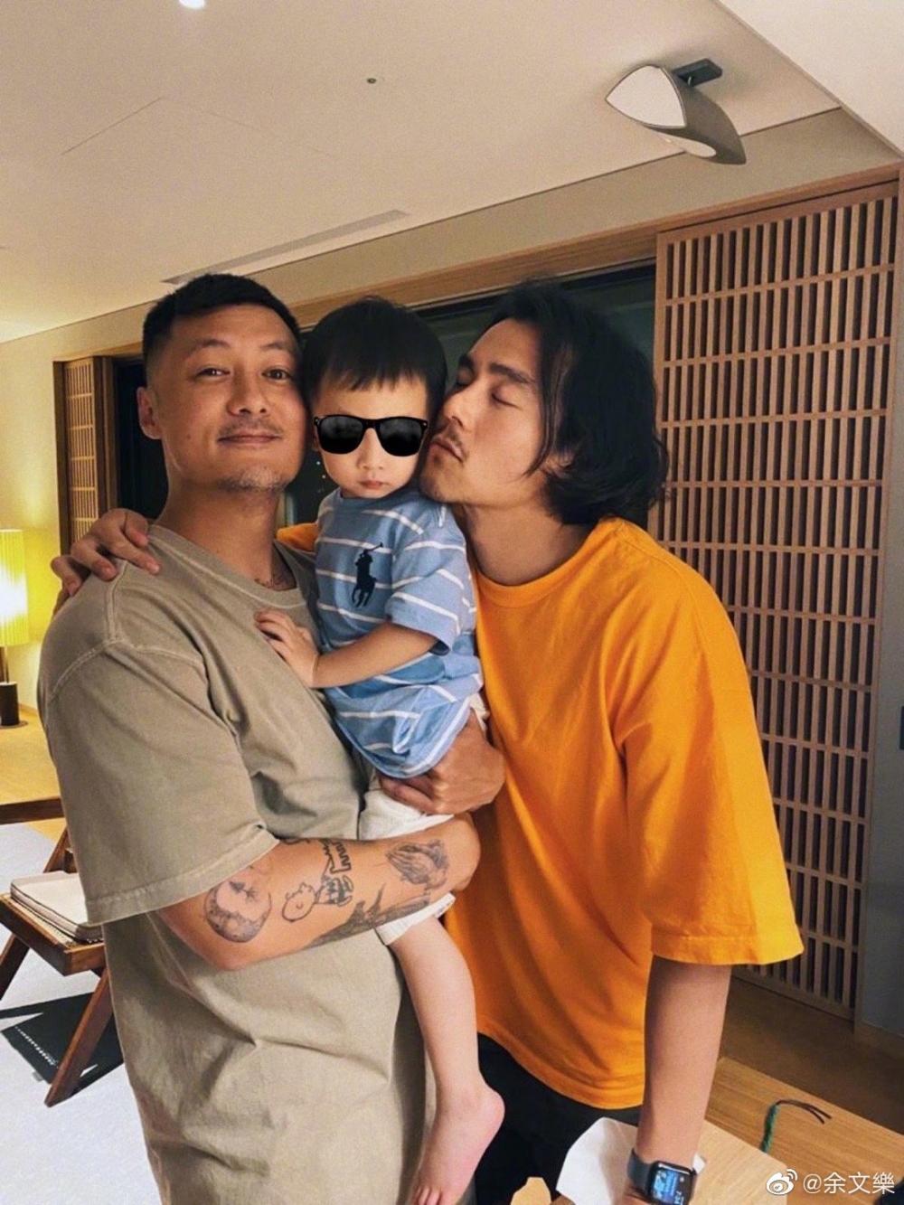 余文樂再次 post 三人嘅合照，網民搞笑留言「一家三口」～
