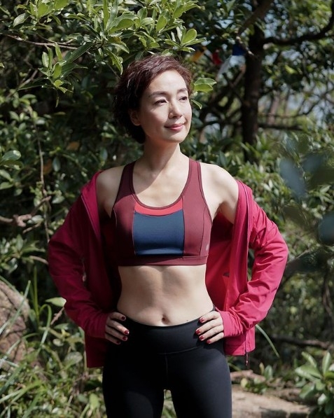 江美儀身穿運動 sport bra 大晒零贅肉小蠻腰,並宣布佢準備喺「入五」前決定要做一件大事!