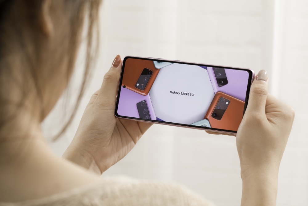 Galaxy S20 FE 5G 採用 6.5 吋 FHD+ Super AMOLED 屏幕,超窄邊框及更小嘅鏡頭開孔,提供全面屏幕顯示。