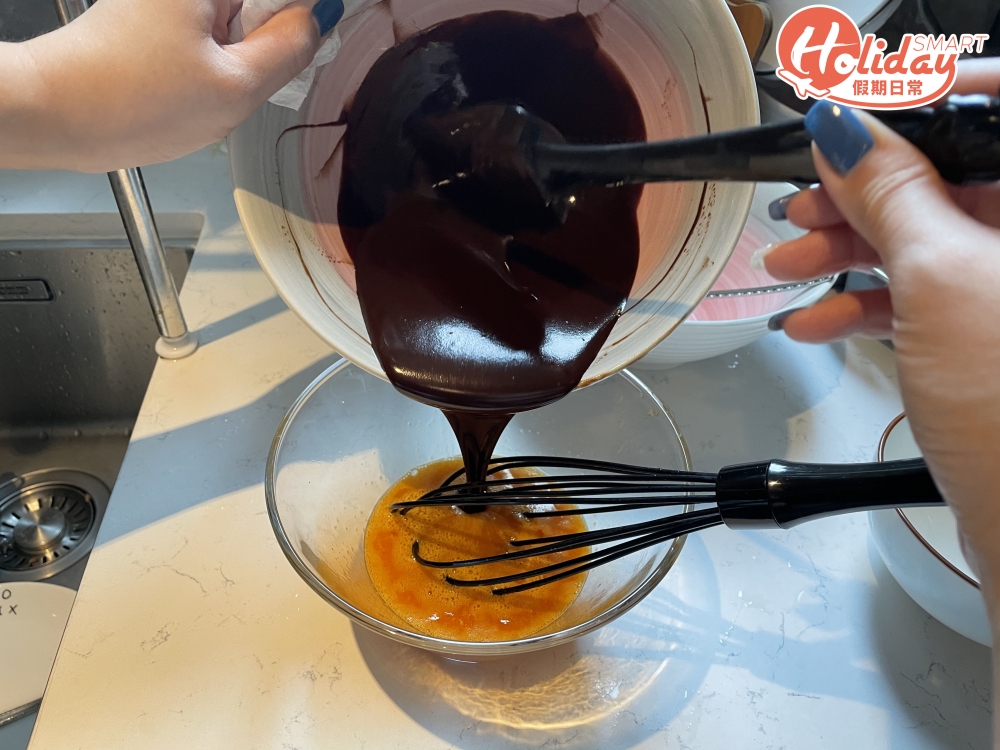 將已溶化嘅朱古力漿加入蛋漿裡。