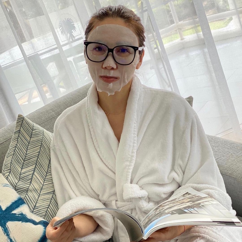透過玻璃亦見到少少屋外花園嘅景色。