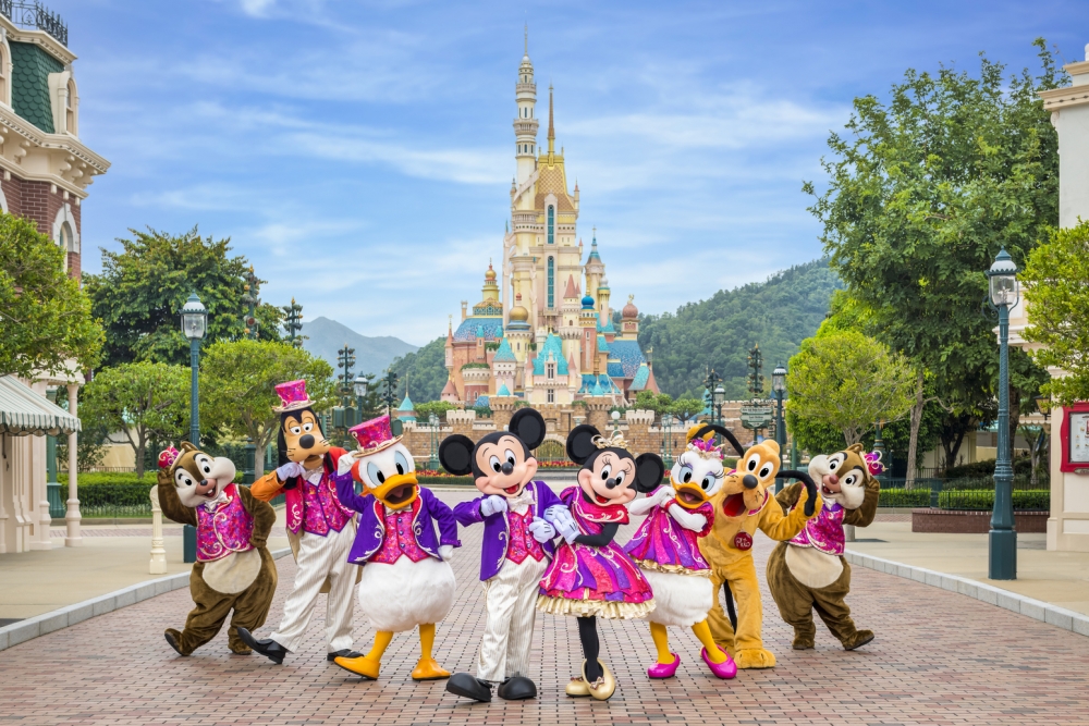 15 周年慶祝節目亦隨即展開，樂園同時啟動咗 A Disney Christmas 聖誕活動，將歡樂加倍，普天同慶！