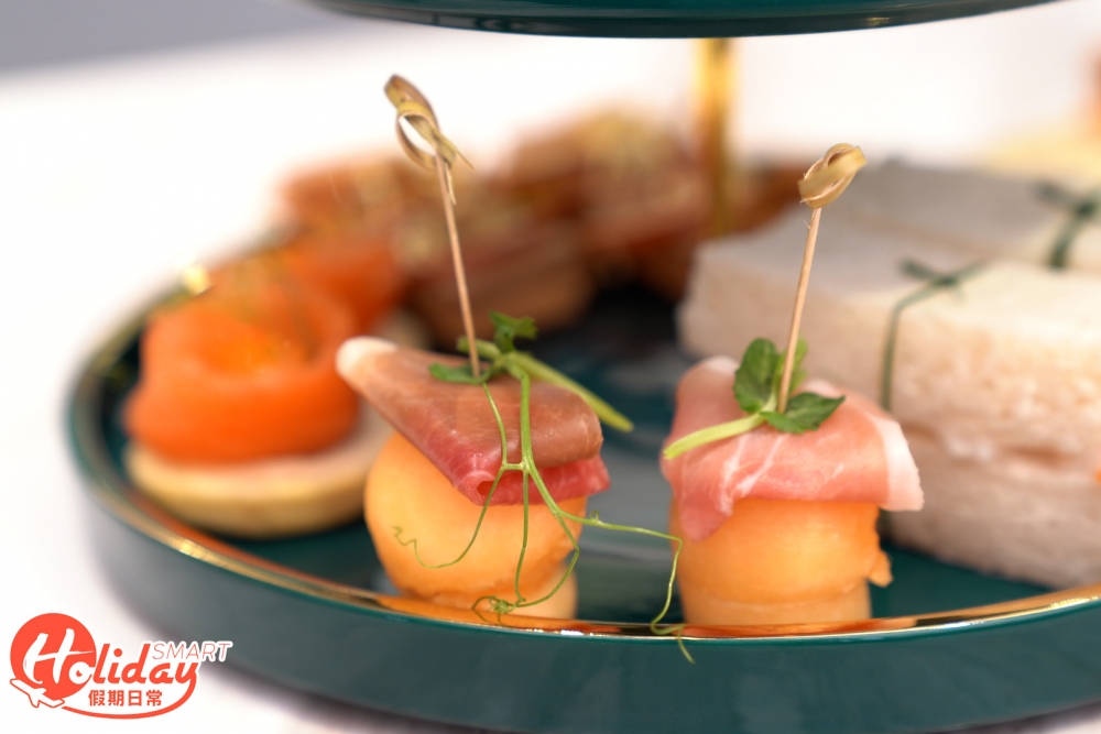 鹹點則有法式鴨肝醬配樂淇蘋果、鮮蝦三文治、水牛芝士條、煙三文魚配奶油芝士及巴馬火腿配蜜瓜。