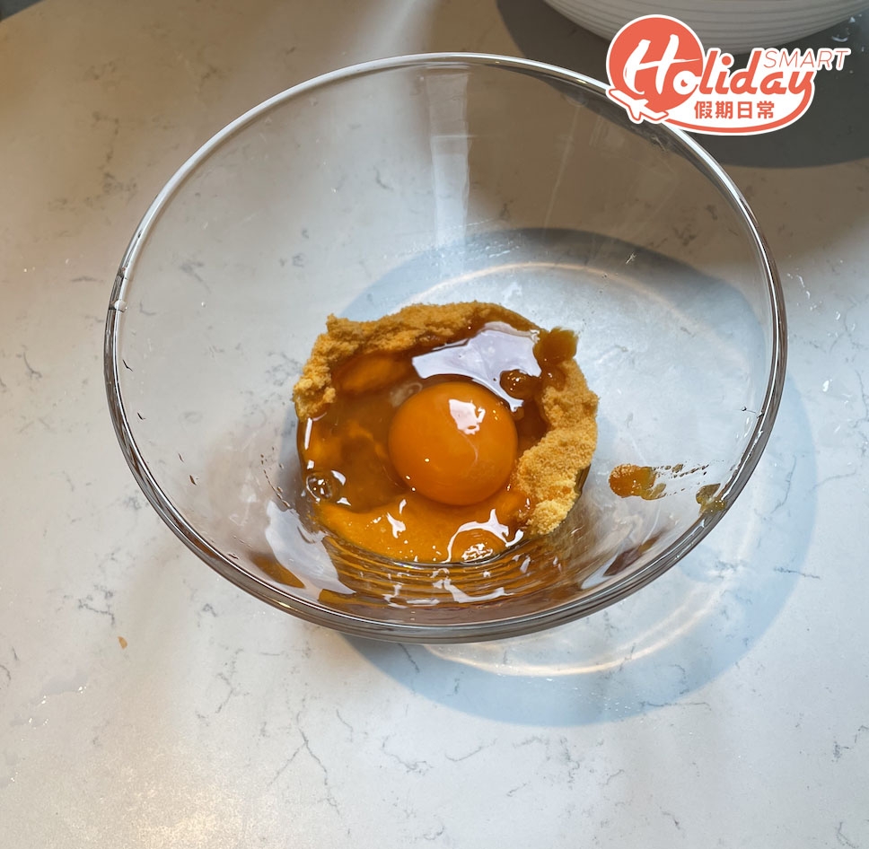 將雞蛋加入砂糖搞勻。