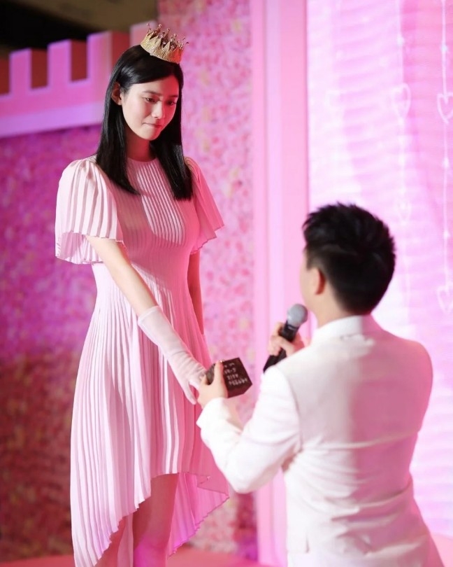 賭王兒子何猷君2019年向佢公開求婚成為熱話