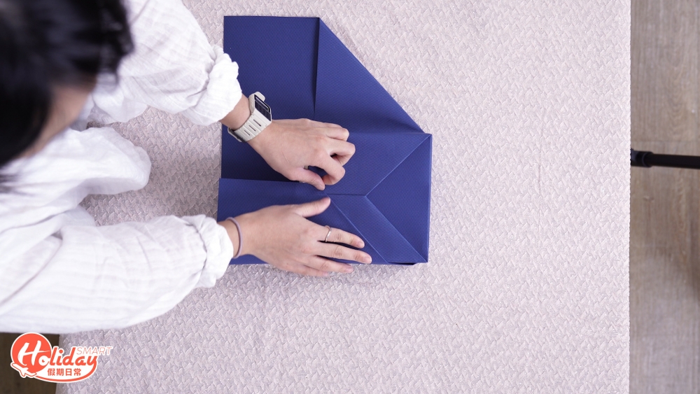 左右兩邊餘下的下方花紙同樣往禮物盒正面摺