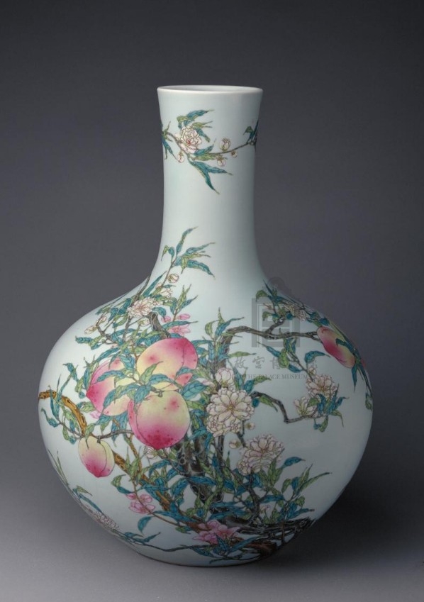 故宮博物院亦有「粉彩九桃天球瓶」嘅相關資料