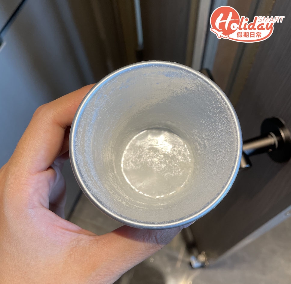 喺模具內塗上一層薄牛油及灑上少許麵粉。