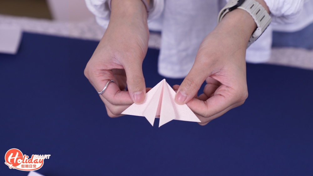 上方三角形兩邊沿中線向下摺，增加聖誕樹立體感