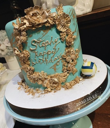 鄧麗欣生日時仲喺 IG post 蛋糕祝女友生日快樂！