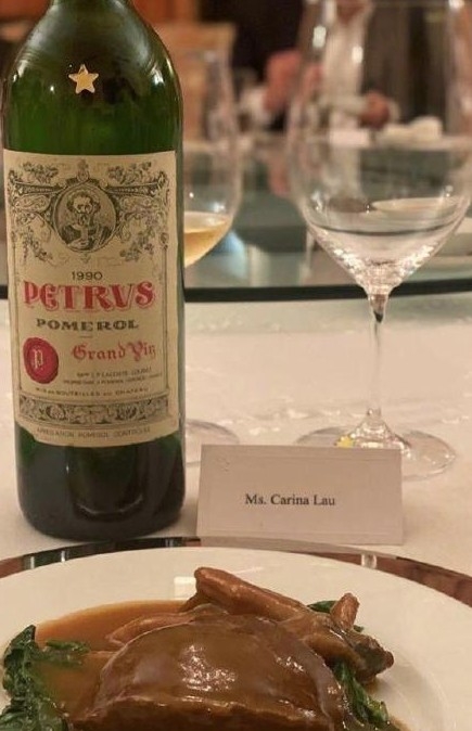 另外一幅晚餐相中紅酒亦被指出係1990年Petrus