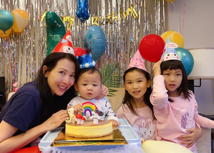 二女張信兒(右一)似爸爸張晉,而大女張楚兒(右二)就似媽媽蔡少芬