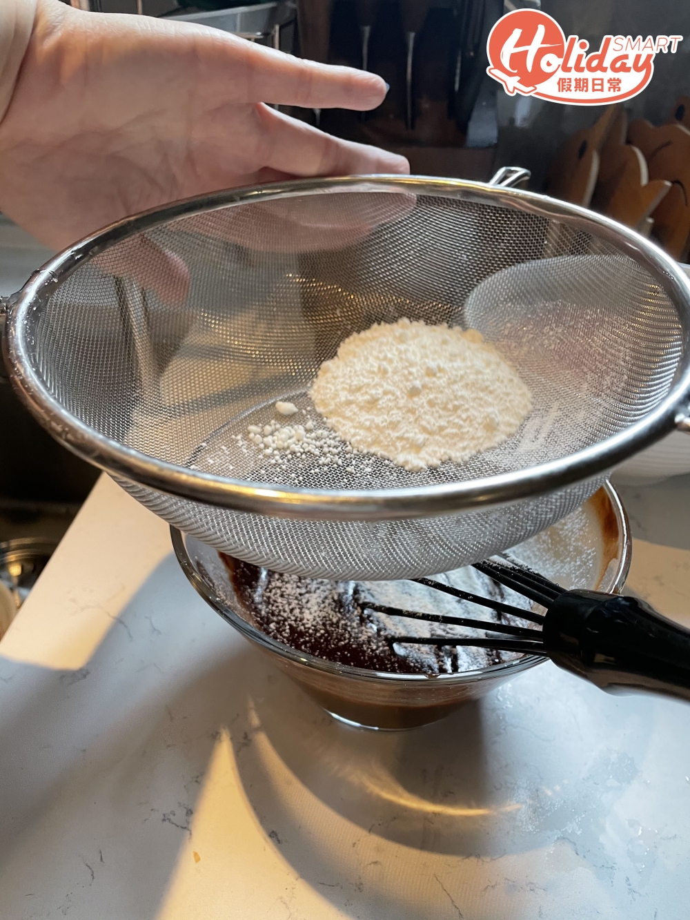 將麵粉倒入朱古力漿搞勻。