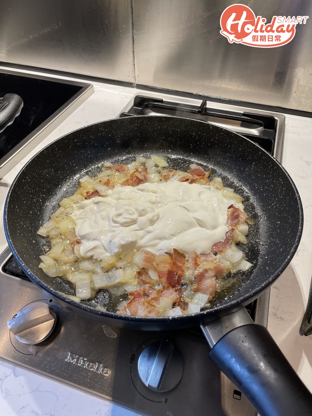 加入一盒 pasta cream 炒勻。