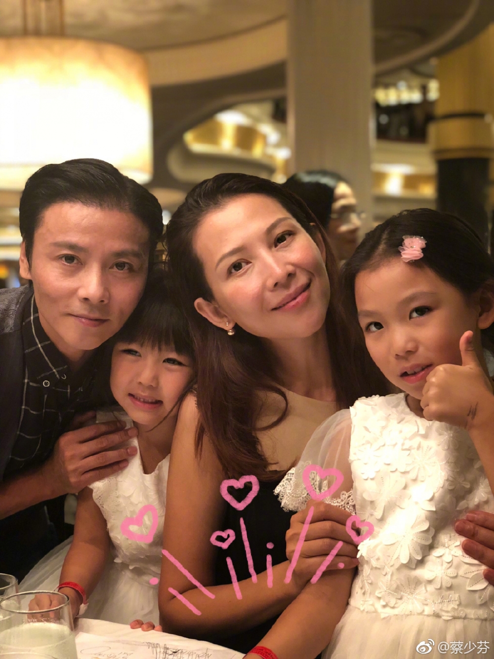 爸爸張晉雖然不在場,但亦有留言:「魚蛋,爸爸沒能陪你過第一個生日,有點遺憾。爸爸沒在家,你現在是家裡唯一的男人,保護好她們仨哈」